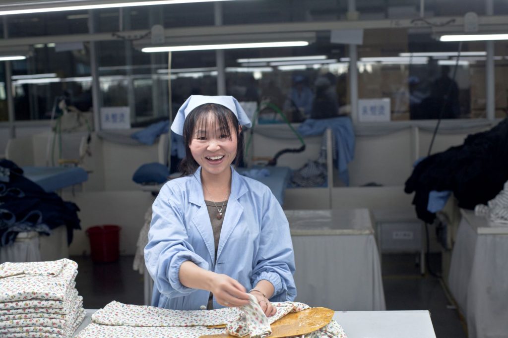 vrouw aan het werk in textielfabriek China