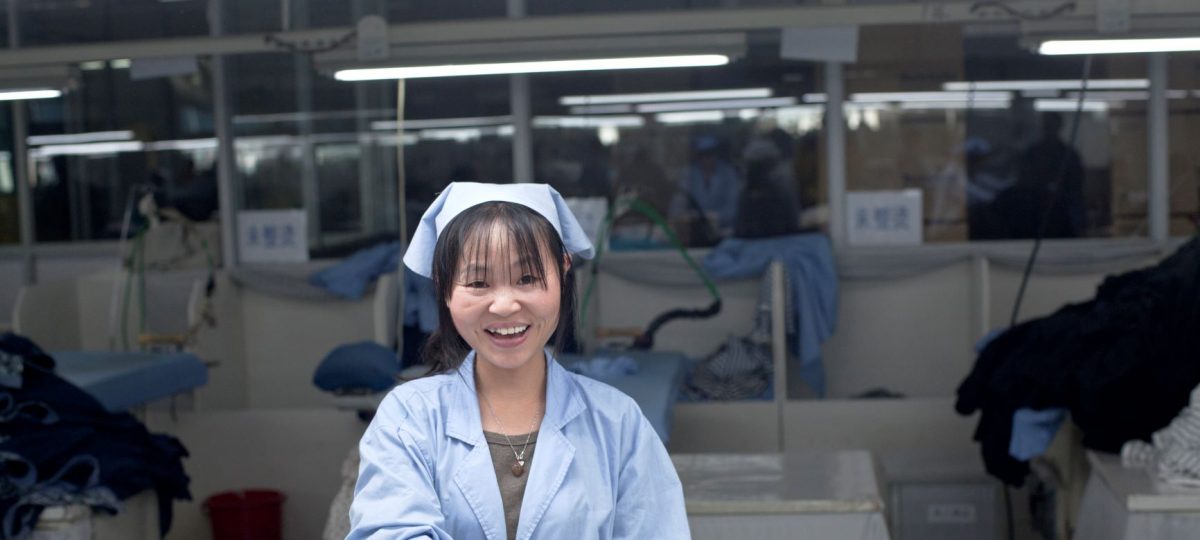 vrouw aan het werk in textielfabriek China