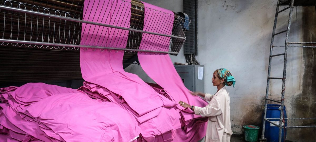 vrouw in textielfabriek