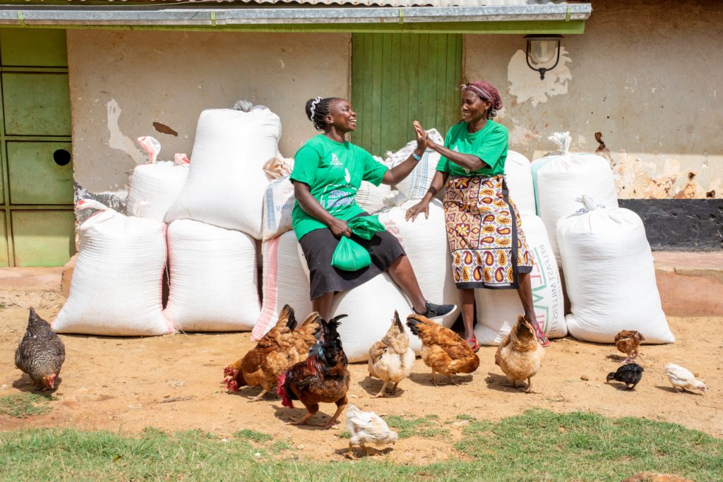 Twee ontvangers van PlusPlus geld, via Apollo Agriculture, in Kenia.
