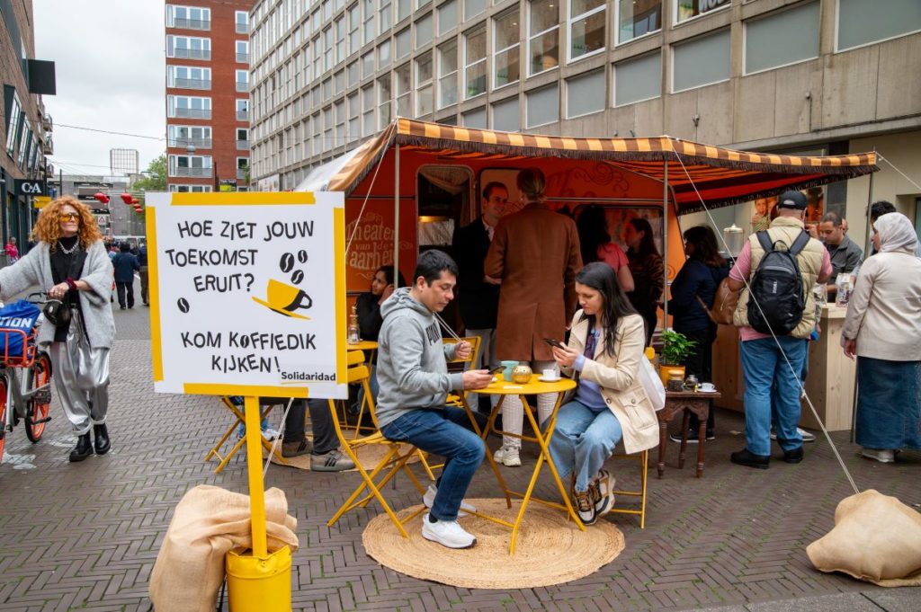 Koffiedik kijken actie in Den Haag