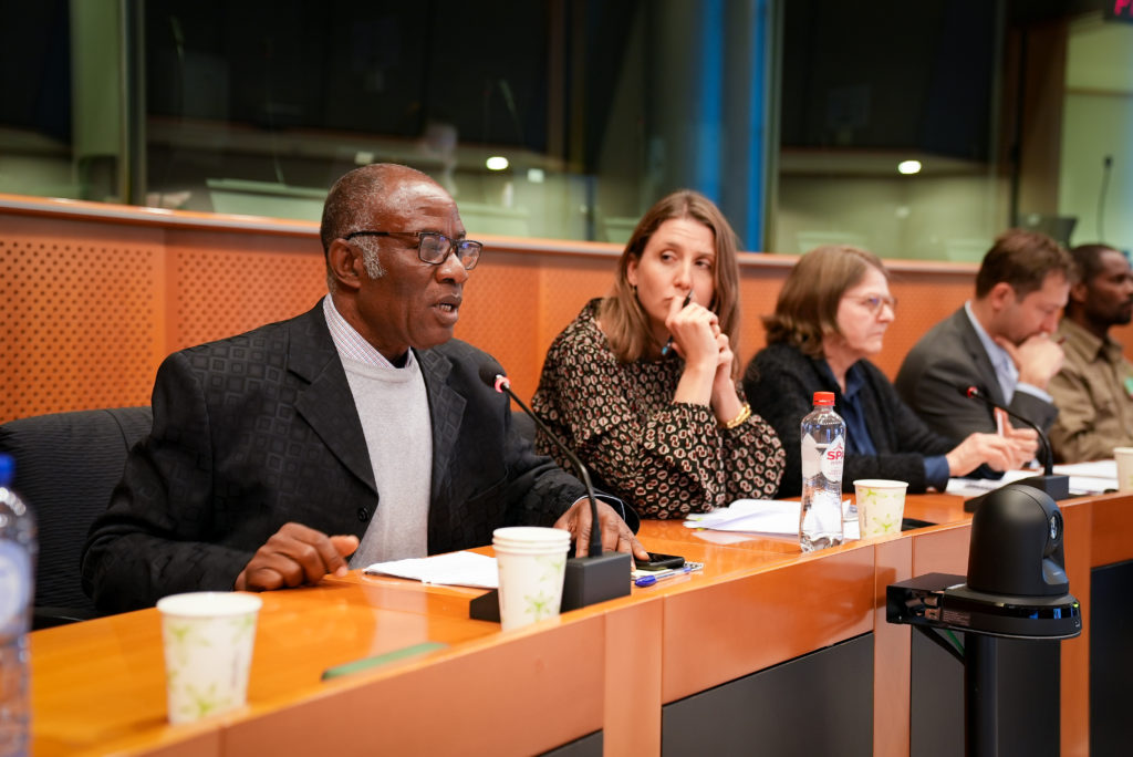 In januari 2023 sprak Daniel Amponsah in het Europees Parlement om zijn mening te geven over de IMVO-richtlijn en hoe deze van invloed is op kleine boerenbedrijven die aan Europa leveren. © Steven De Winter / Solidaridad