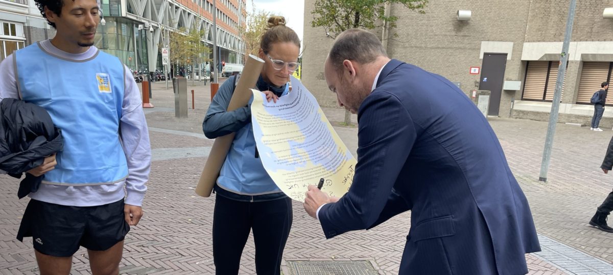 Bart van den Brink CDA tekent de petitie Nederland is geen eiland.