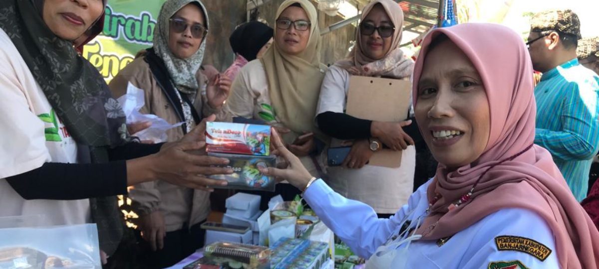 Vrouwelijke theeboeren in Indonesië verkopen duurzame thee