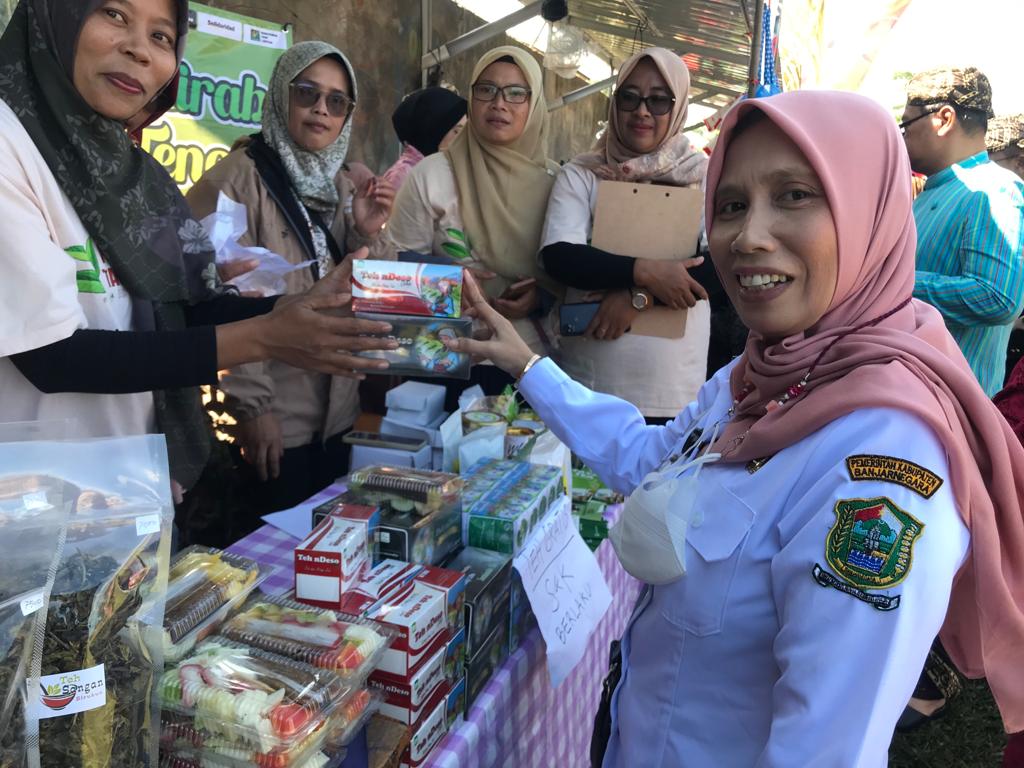 Vrouwelijke theeboeren in Indonesië verkopen duurzame thee