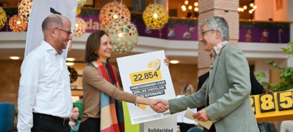 Overhandiging handtekeningen van de Eerlijke Chocolade-petitie aan Albert Heijn