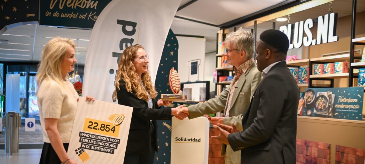 Overhandiging handtekeningen van de Eerlijke Chocolade-petitie aan Plus