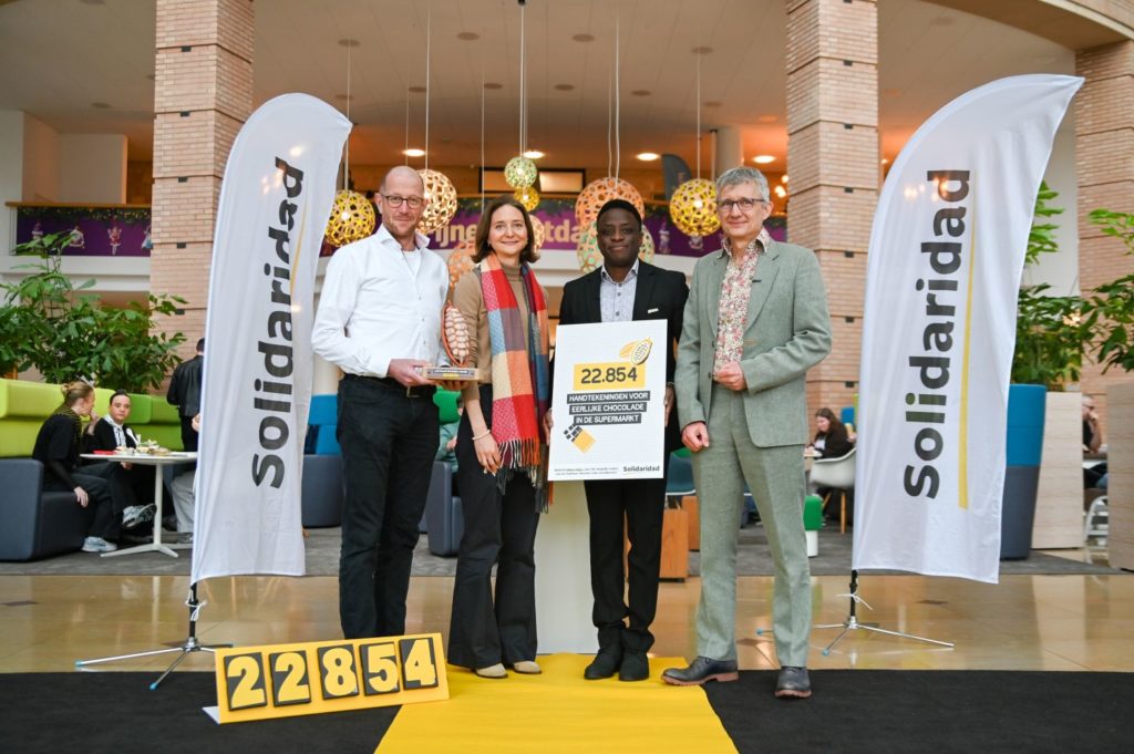 Overhandiging handtekeningen van de Eerlijke Chocolade-petitie aan Albert Heijn