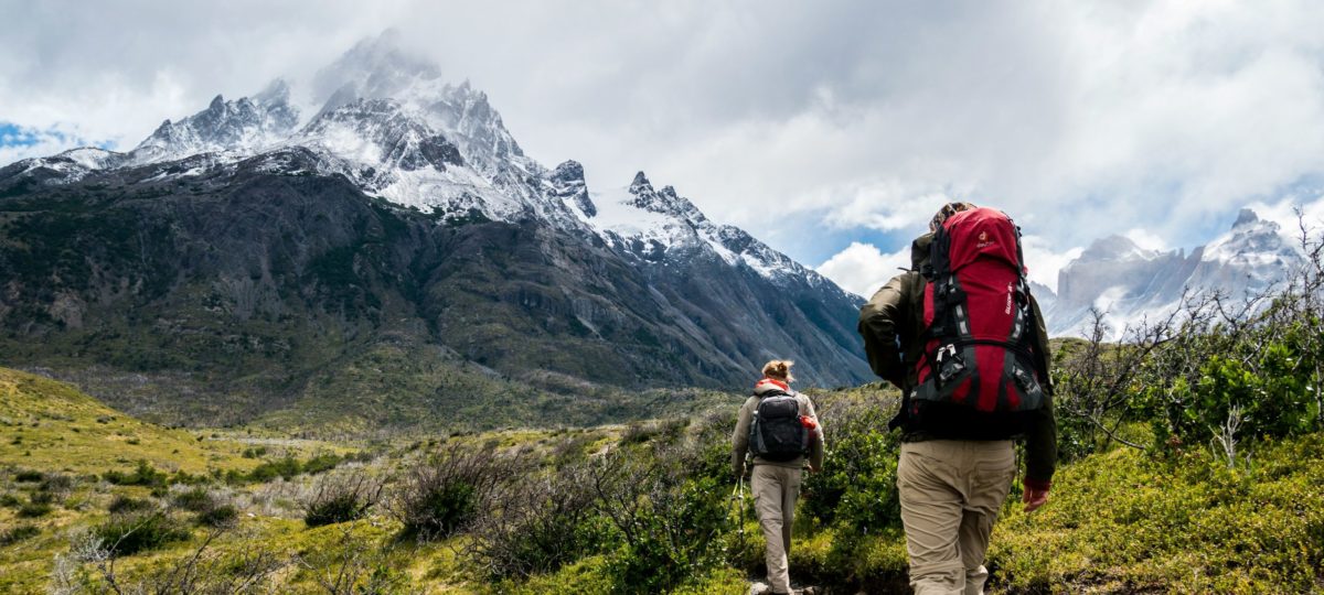 Hikende mensen op een berg